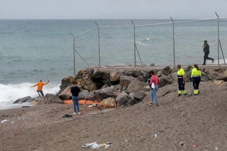 54 طفلاً يسبحون من المغرب إلى جيب سبتة