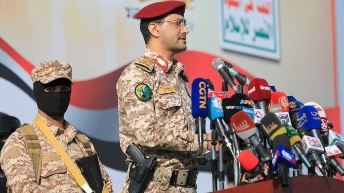 يحيى سريع يعلن هجوماً مزدوجاً من الحوثيين على أمريكا وإسرائيل