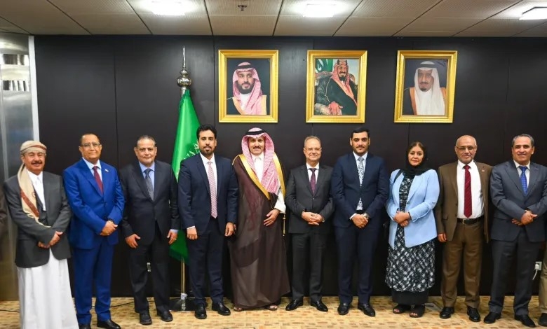 السفير السعودي يناقش جهود المصالحة في اليمن مع قيادات سياسية في الرياض