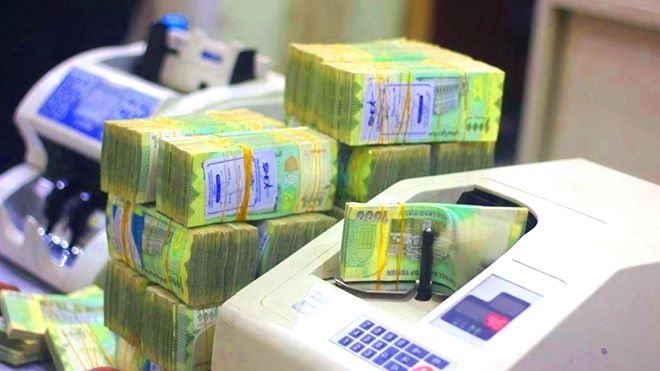 صرف معاشات المتقاعدين والمرتبات في عدن