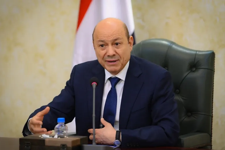رئيس مجلس القيادة الرئاسي يتواصل هاتفيًا مع محافظ مأرب في ظل تطورات الأوضاع