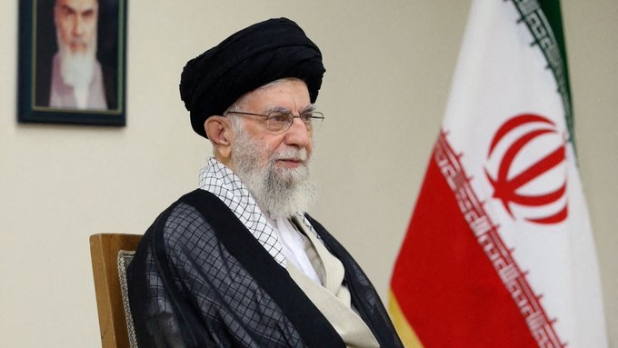 خامنئي يتوعد برد قوي بعد الضربات الإسرائيلية على إيران