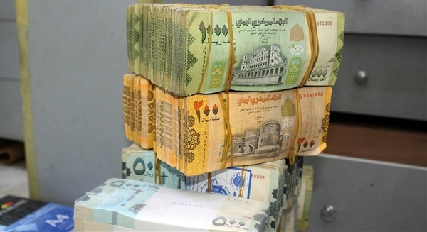 الريال السعودي يلامس 700 ريال يمني في عدن ويشعل مخاوف الانهيار