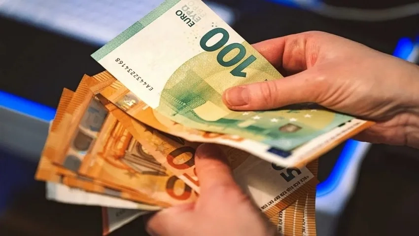 شبهة 'الاتجار بالعملات' تحيط بسائقي النقل بالتطبيقات، ومكتب الصرف يدخل على الخط