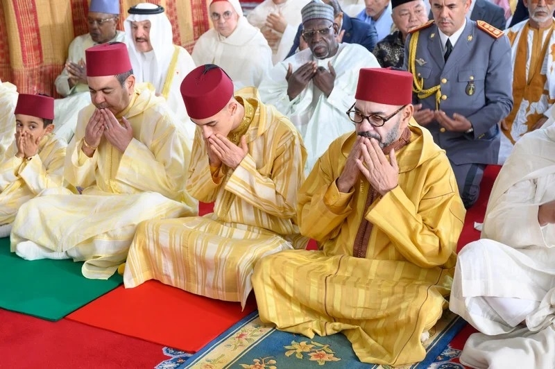 الملك محمد السادس يؤدي صلاة عيد الأضحى بمسجد الحسن الثاني بتطوان