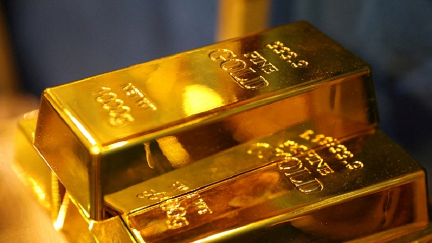 أسعار الذهب ترتفع وسط تراجع الدولار وتجدد التوترات التجارية بين واشنطن وبكين