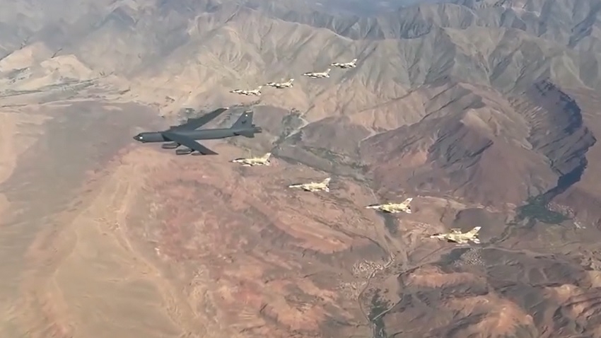 القاذفة النووية الأمريكية B-52H تحلّق في الأجواء المغربية رفقة مقاتلات F-16 (+ فيديو)
