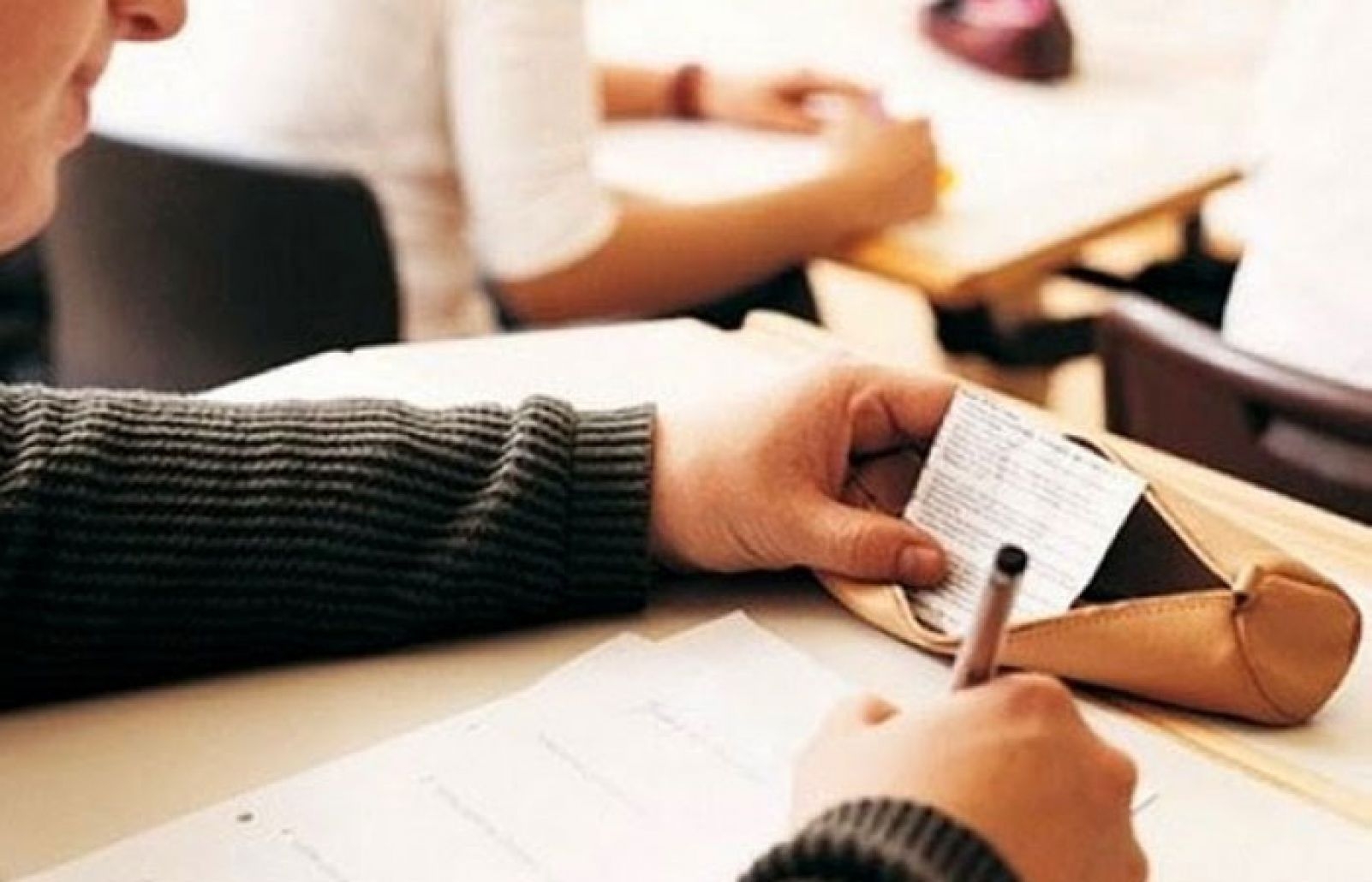 أكادير : ضربة موجعة لشبكات الغش… الأمن يطيح ببائع أجهزة محظورة