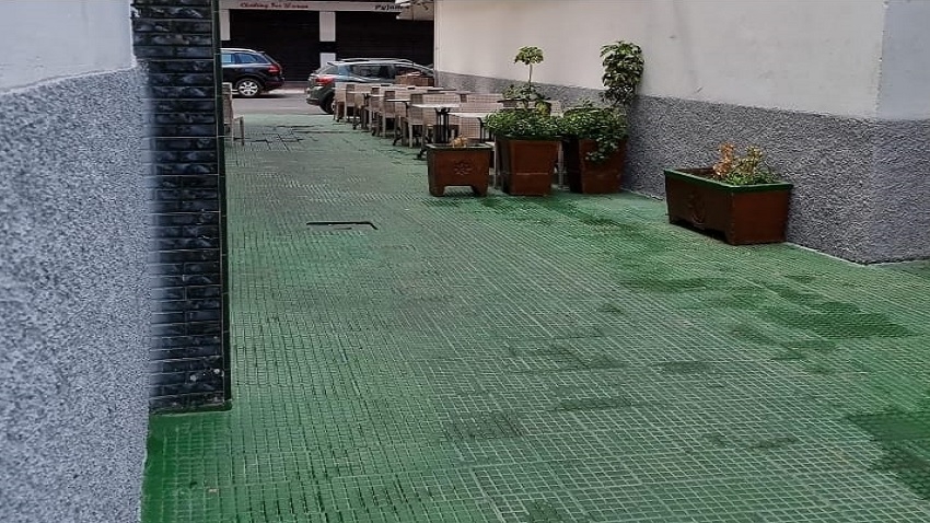 غرائب احتلال الملك العمومي بمدينة أكادير… مواطن يحول زقاقا إلى مطعم مفتوح