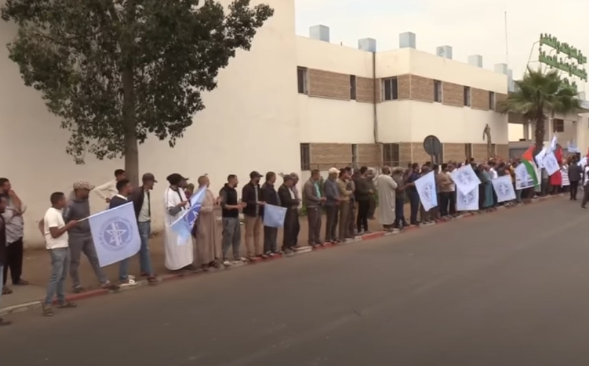 مهنيو نقل البضائع يلتئمون في وقفة احتجاجية أمام سوق الجملة بإنزكان