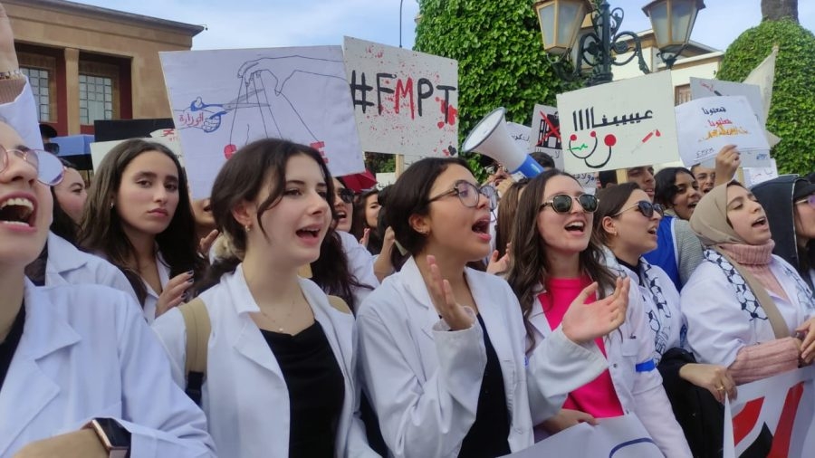 الحكومة تدعو طلبة الطب إلى اجتماع جديد بعد تلويحهم بالعودة إلى الاحتجاج