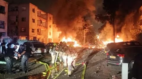 هجوم إيراني واسع: صواريخ وطائرات مسيّرة تستهدف تل أبيب وحيفا.. هل بدأت 'الحرب الطويلة'؟