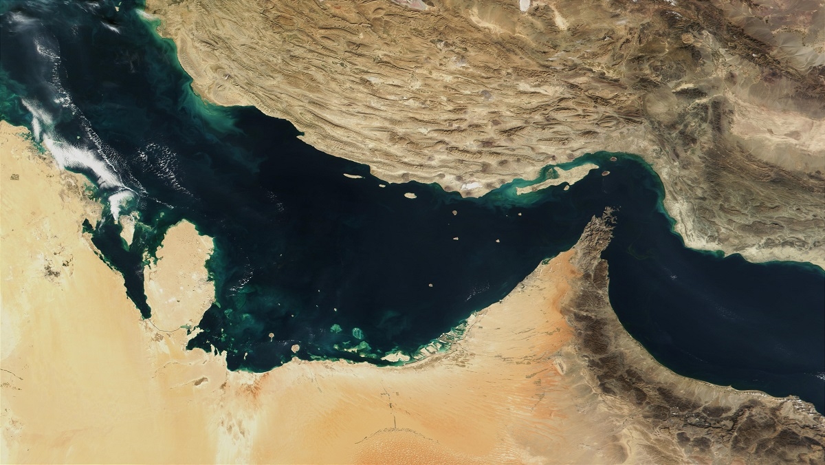 توتر في الخليج: إيران تهدد بإغلاق مضيق هرمز وأميركا تتوعد بـ'رد مدمر'