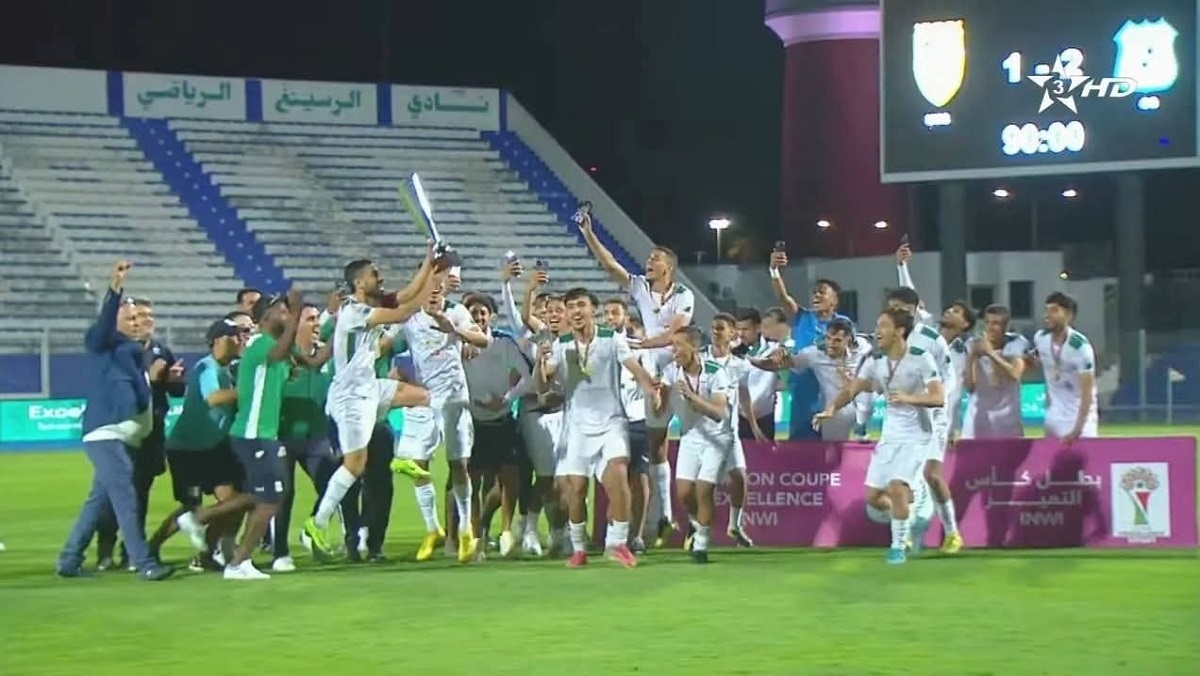 تتويج باهت يثير الغضب: أولمبيك الدشيرة يُحتفل به كأنه فريق أحياء رغم لقبه الوطني