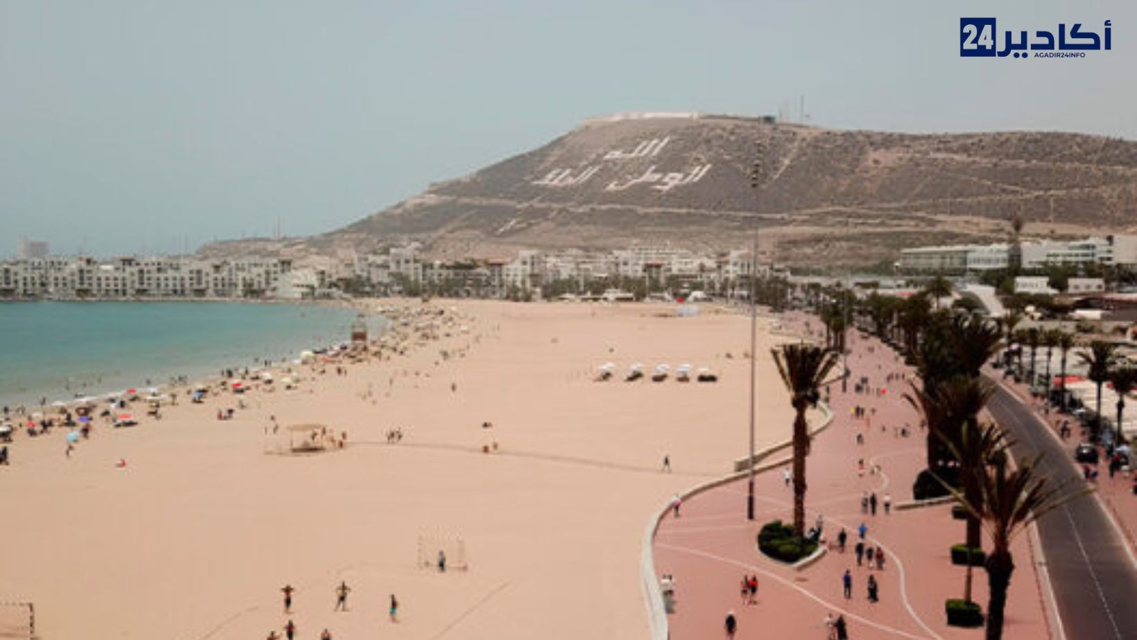 مصطافو شاطئ أكادير يطالبون بمرافق صحية في متناول الجميع