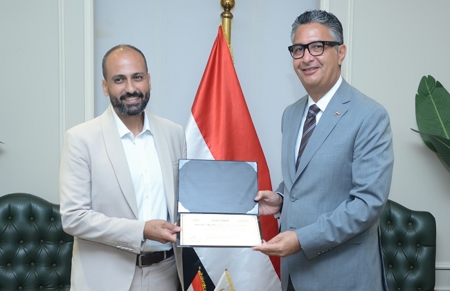 وزير التموين يكرم صاحب أفضل فكرة عبر «منصة حوار» لتتبع السلع الغذائية