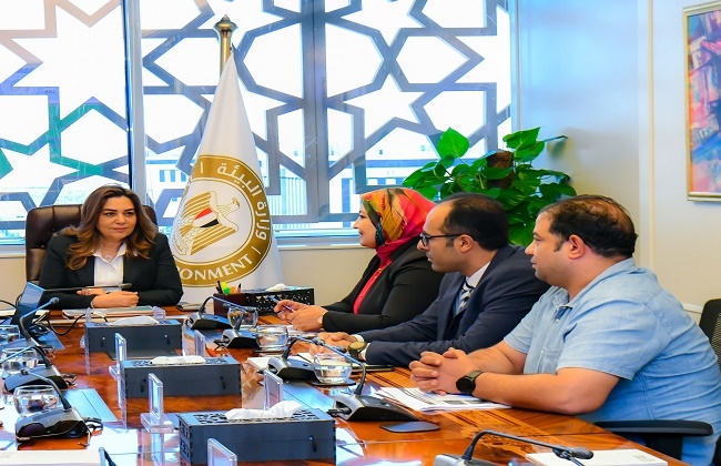 «منال عوض» تستعرض جهود التفتيش والالتزام البيئى  بالمنشآت