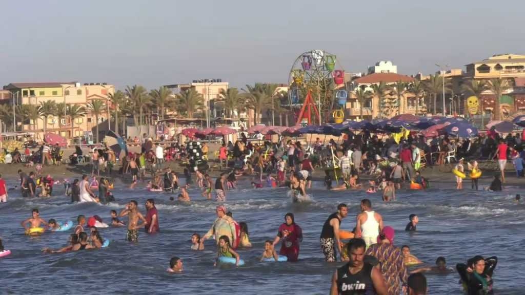 إقبال كبير على شواطئ مصيف بلطيم هربا من ارتفاع درجات الحرارة