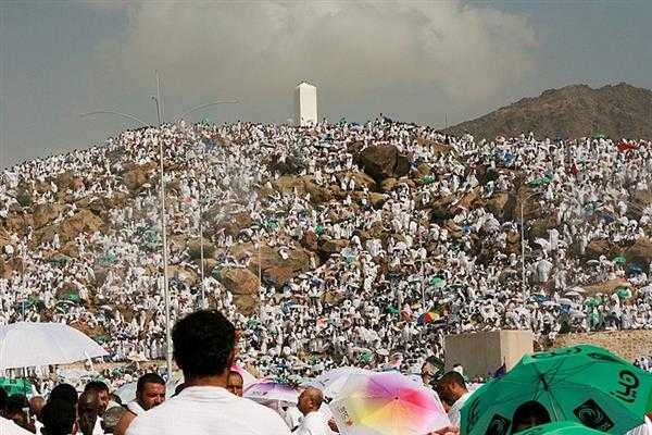 حجاج بيت الله يتوافدون إلى جبل عرفات لأداء ركن الحج الأعظم