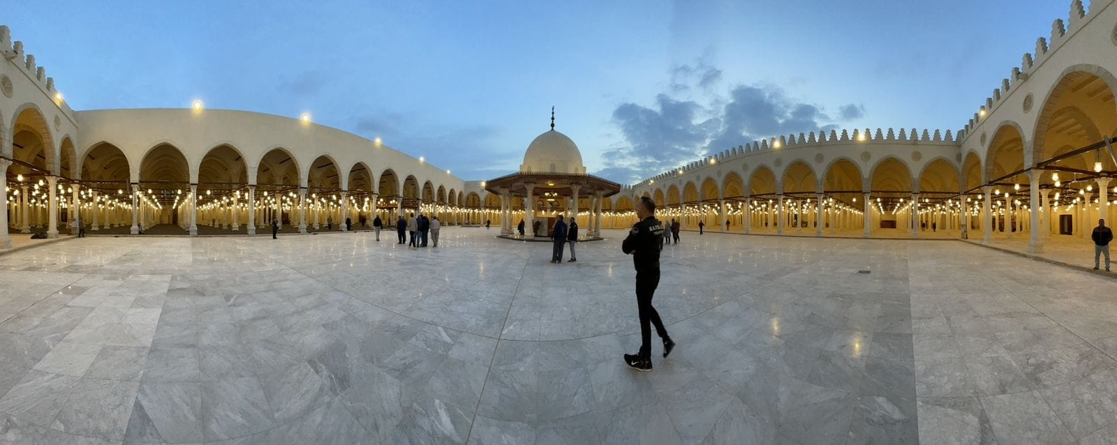 السعة 10 آلاف مصلي، ساحة مسجد عمرو بن العاص..تجربة روحانية