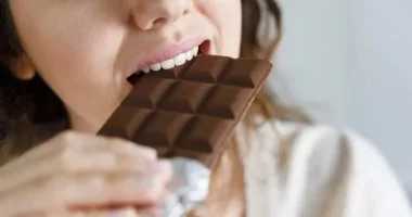 فوائد لا تتوقعها .. تناول قطعة شيكولاتة داكنة مع الشاى