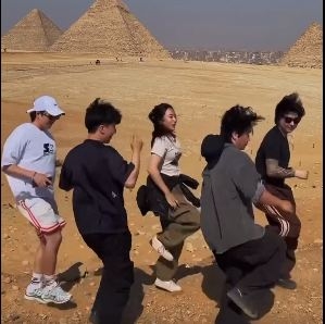 فرقة كورية تصور أغنيتها أمام الأهرامات (فيديو)