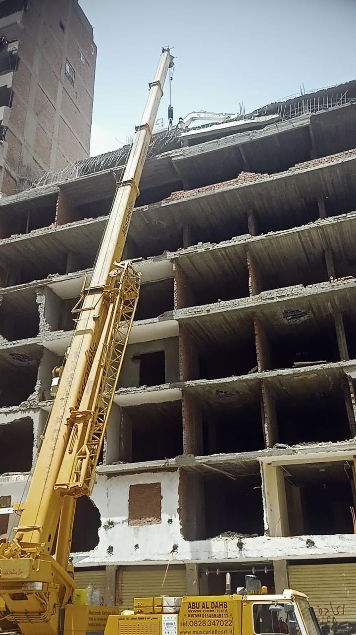 إزالة عقار مخالف من 7 طوابق بعين شمس وإحالة المسئولين للنيابة
