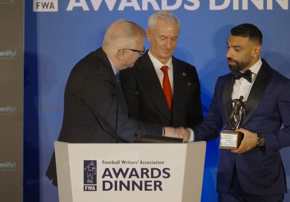 وزير الرياضة يهنئ محمد صلاح بفوزه بجائزة أفضل لاعب بالدوري الإنجليزي