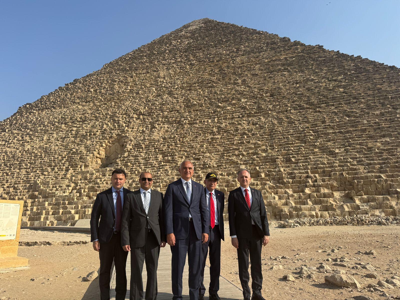 وزير الثقافة والسياحة التركي يشيد بتاريخ أهرامات الجيزة