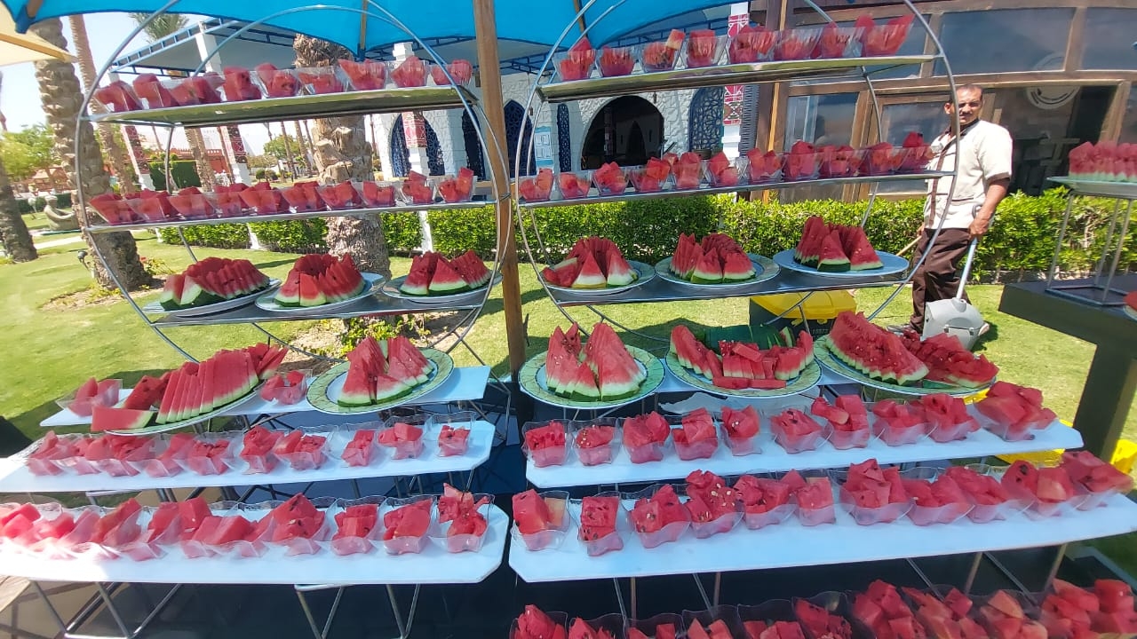 مهرجان البطيخ في الغردقة.. 2 طن من المنحوتات الفنية لـ«البطل الأحمر» تجذب سائحي العالم