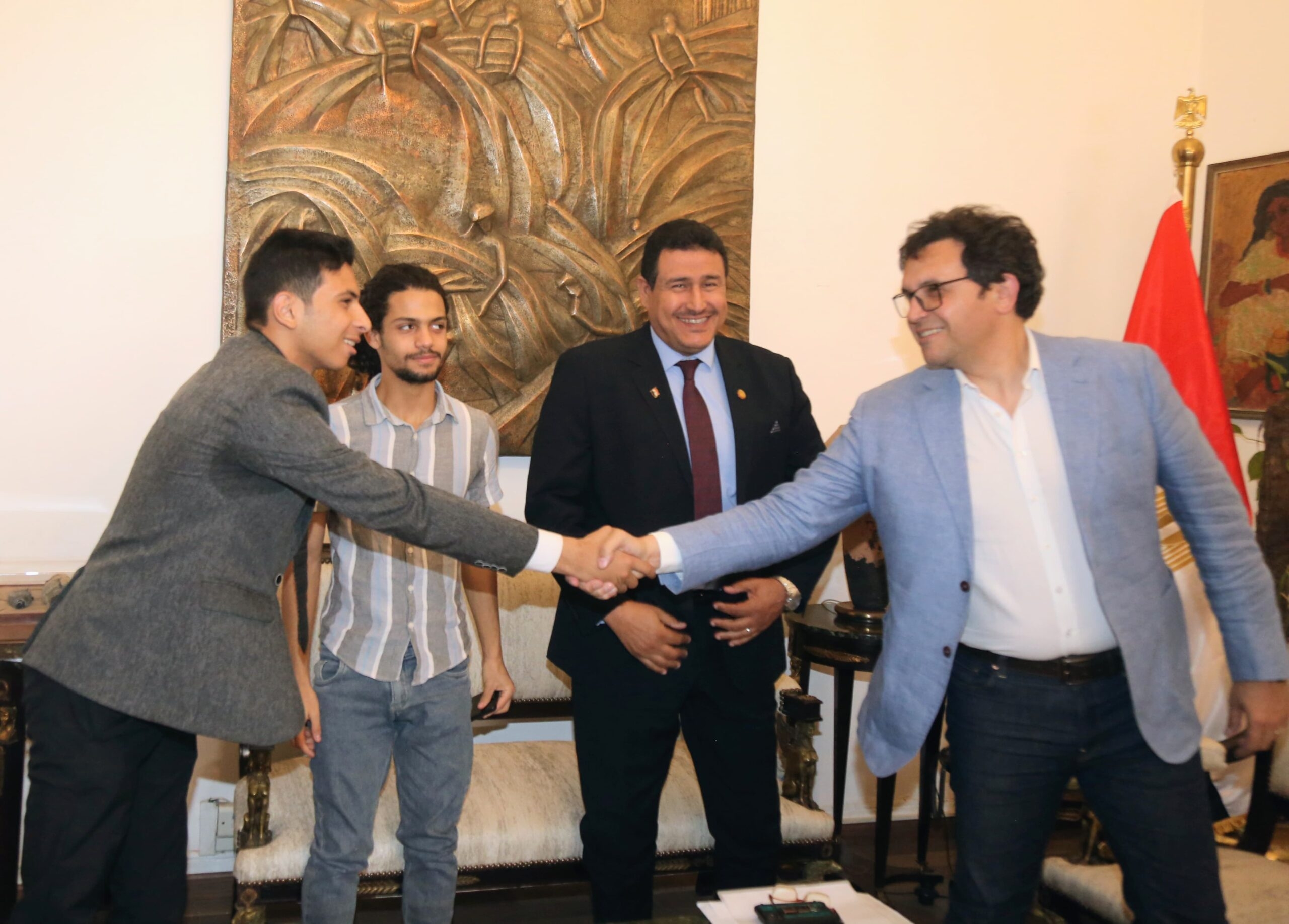 تسليم بطاقات 'أهلاً وسهلاً بالطلبة' لأوائل المشتركين