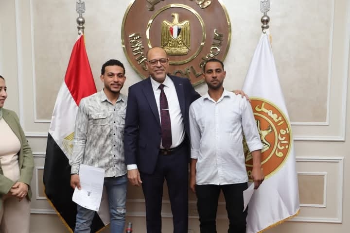 وزير العمل يُسلم عقود عمل للمتقدمين على فرص عمل بالإمارات