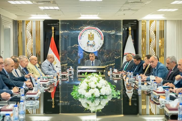 وزير الدولة للإنتاج الحربي يجتمع برؤساء مجالس إدارات الشركات والوحدات التابعة للوزارة