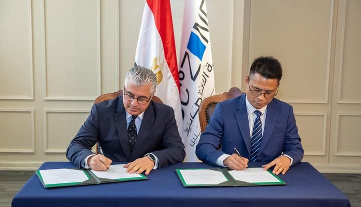 جمال الدين يُوقع عقدين لمشروعي 'توب نيو للملابس الجاهزة' و 'جواندونج هونشين للمنسوجات' بالقنطرة غرب