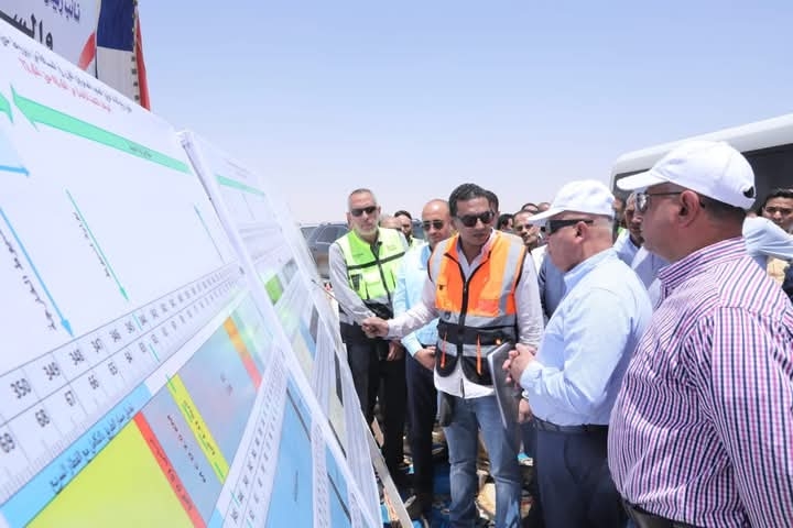 وزير الصناعة والنقل يتفقد المنطقة الصناعية بالمطاهرة بمحافظة المنيا