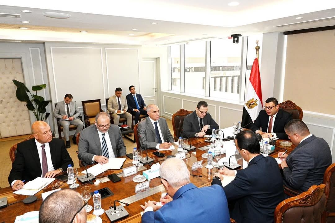 وزير الإسكان يعقد اجتماعاً مع نواب ومساعدي هيئة المجتمعات العمرانية الجديدة لمتابعة الأعمال وملفات عمل الهيئة