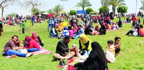 الإسماعيلية.. الأطفال والشباب في جماعات للتنزه في الحدائق والأندية الشاطئية والاجتماعية