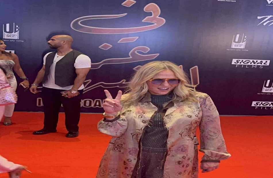 شيرين رضا تتألق بإطلالة كاجوال بالعرض الخاص لفيلمها 'في عز الظهر'