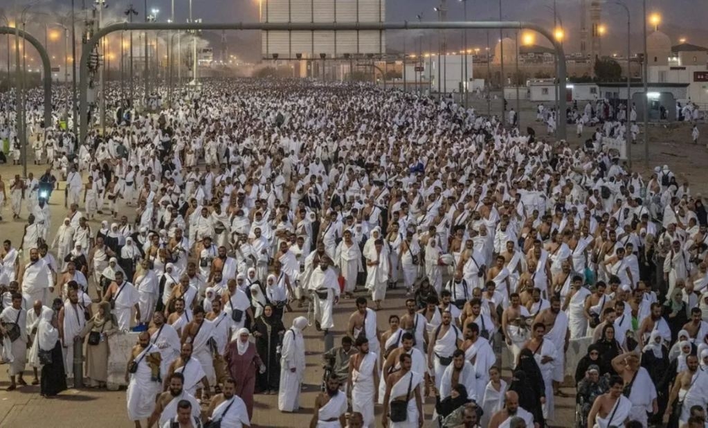ضيوف الرحمن ينفرون من عرفات إلى مزدلفة