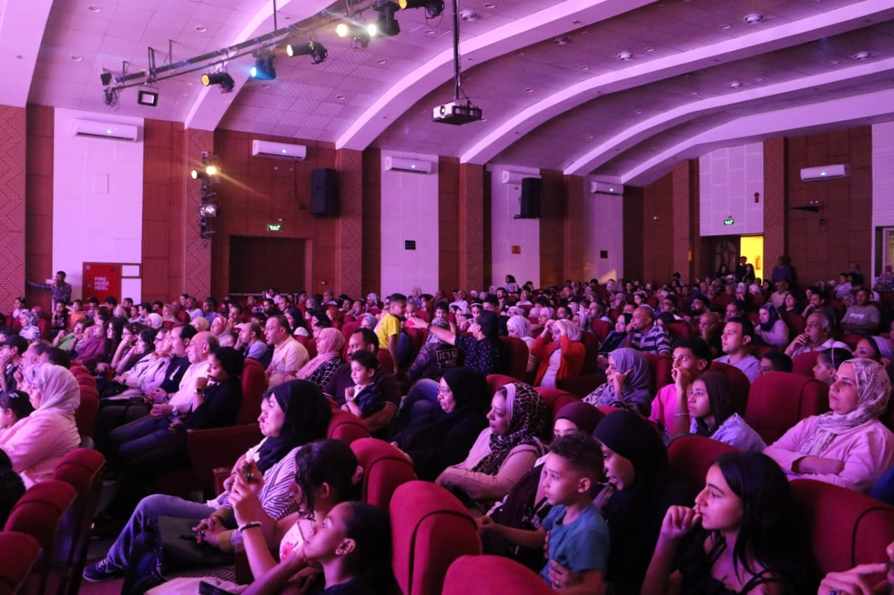 مسرح السامر كامل العدد في عرض 'نويزي T.V'