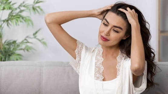 ظهور حب الشباب في فروة الرأس.. الأسباب والحلول