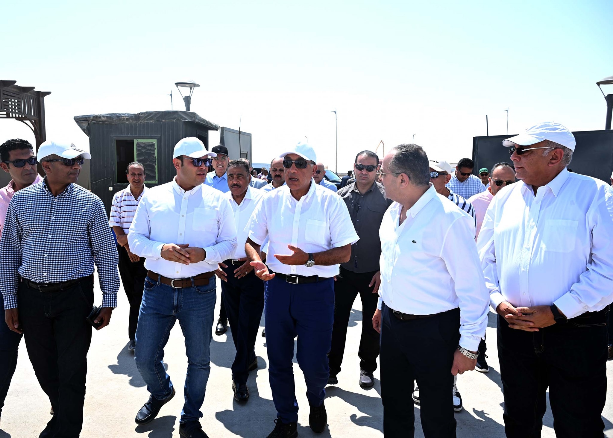 رئيس الوزراء يتفقد محطة التجارب البحثية لتحلية مياه البحر بالعلمين الجديدة