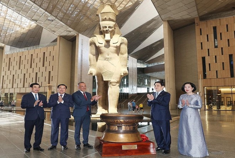 رئيس فيتنام يزور المتحف المصري الكبير وأهرامات الجيزة ويشيد بروعة الحضارة المصرية
