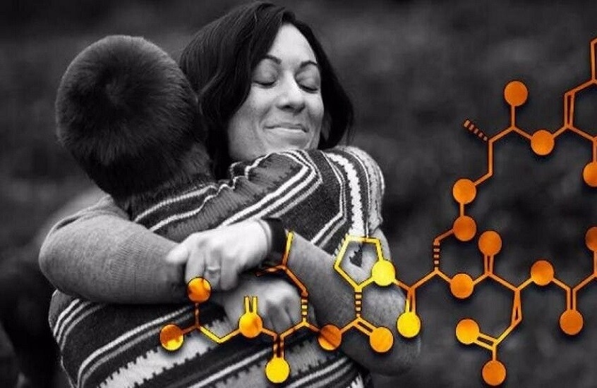 'هرمون الحب' ليس فقط للرومانسية.. كيف يعزز الأوكسيتوسين صداقاتنا؟