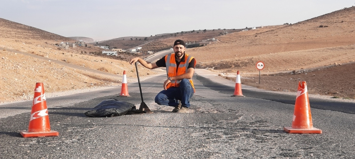 من خلال مبادرته( بادر ) حسام عباس شاب أردني يسهم في ترميم شوارع الوطن