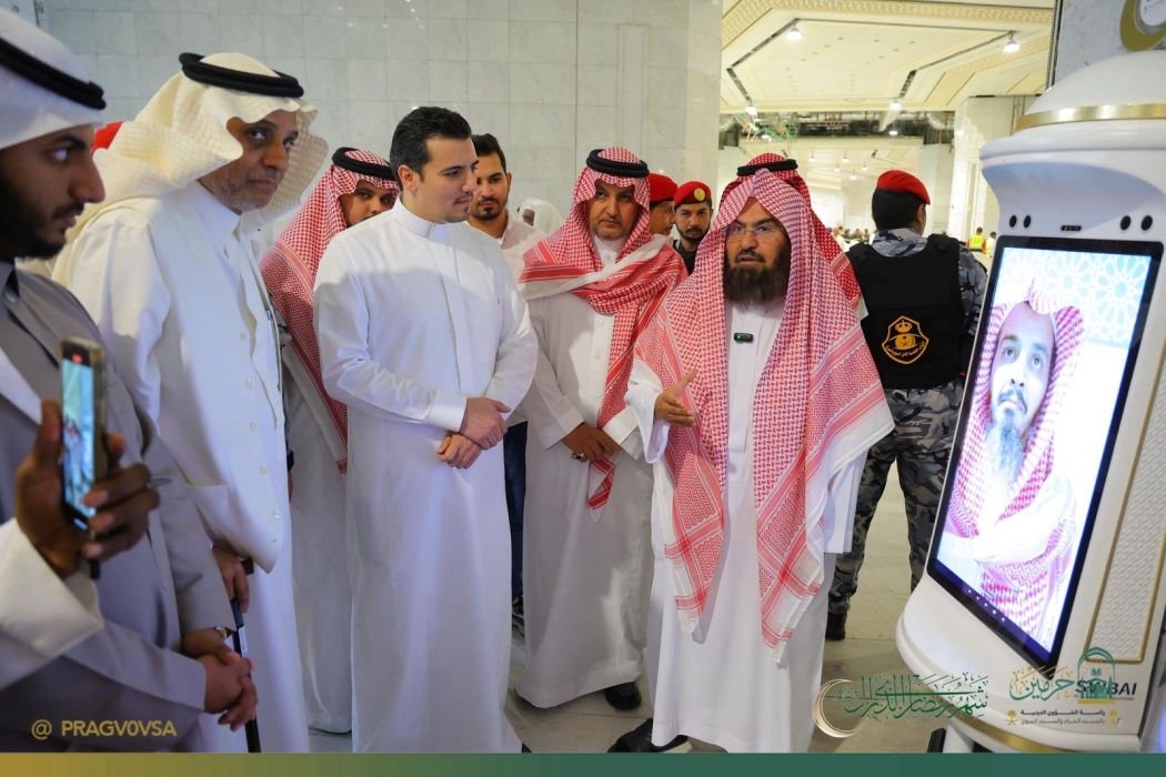 "إجابة السائلين" من التليفون القديم و الكرسي التقليدي.. إلى مرحلة الروبوتات والتحول الرقمي .. "روبوت منارة"