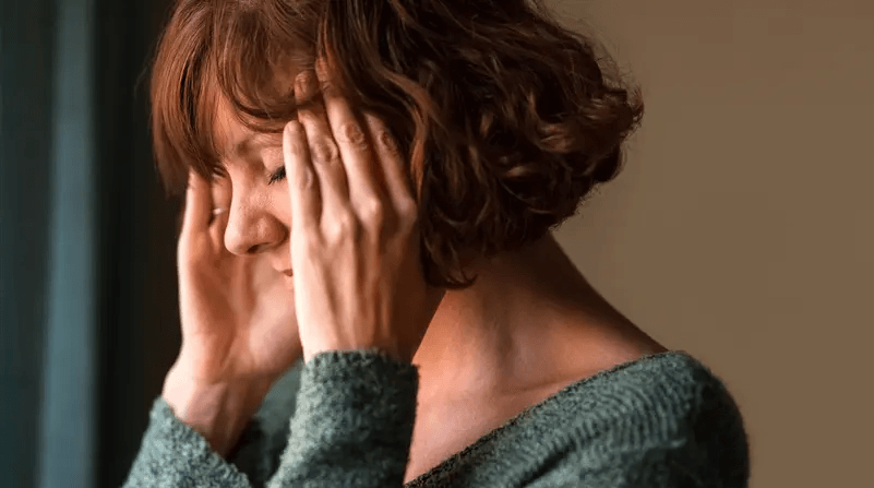 سألنا الذكاء الاصطناعي فأجاب.. ماذا لو أصابني الصداع أثناء الصيام؟