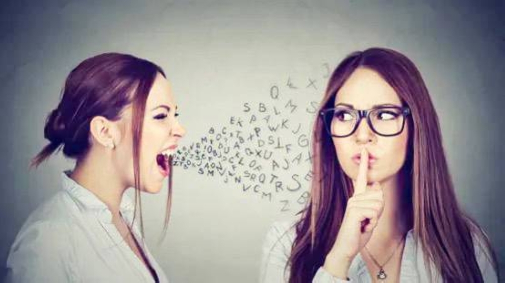 النساء يتحدثن أكثر من الرجال.. دراسة تكشف الفارق