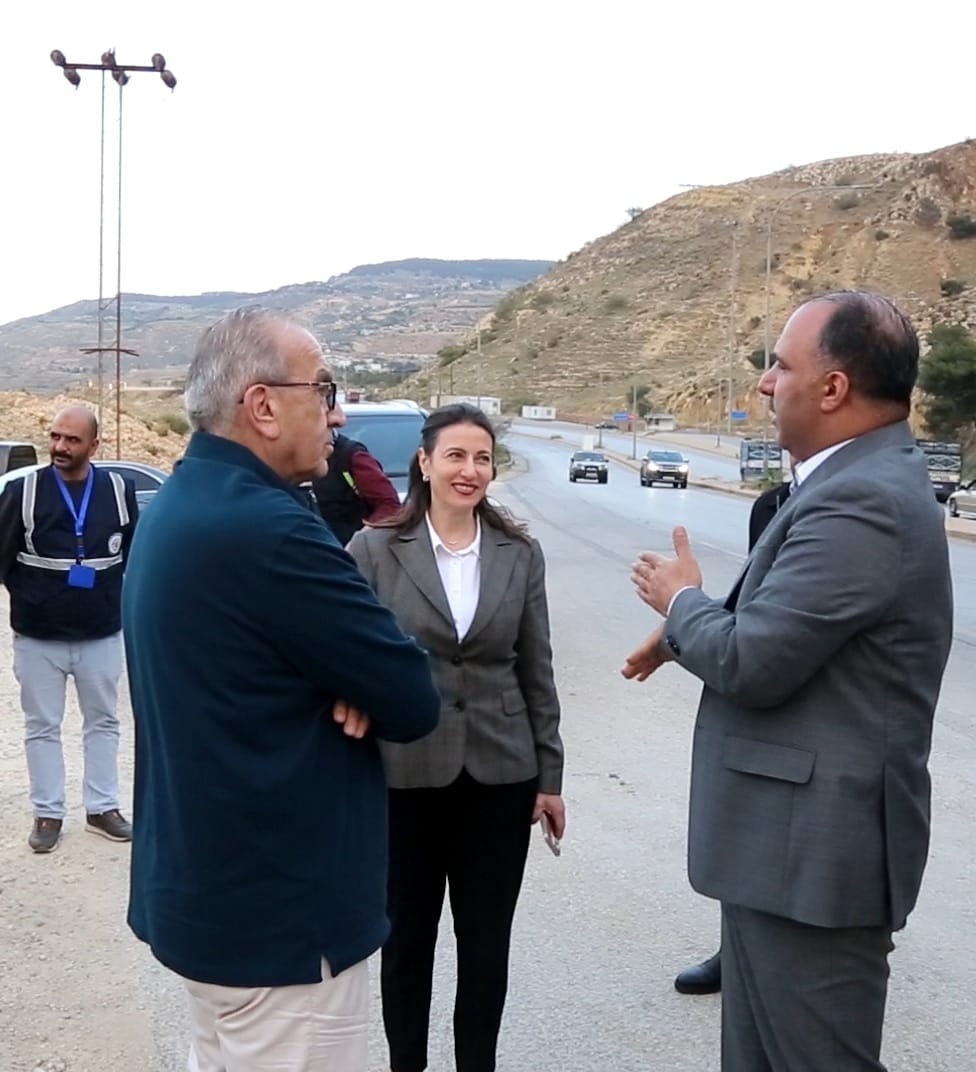 البدء بتنفيذ مشروع صيانة لإنارة طريق العدسية-البحر الميت وتزويده بوحدات ذكية موفّرة للطاقة
