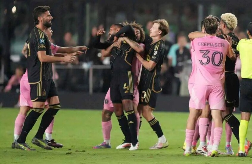 "ميسي" يتسبب بصفعة للاعب لوس أنجلوس خلال المباراة